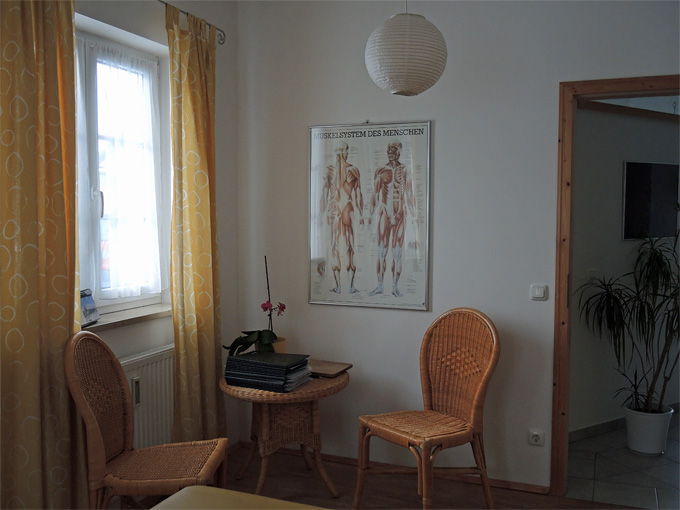 Foto der Sitzecke im Behandlungsraum für das ausführliche Gespräch mit zwei Rattanstühlen